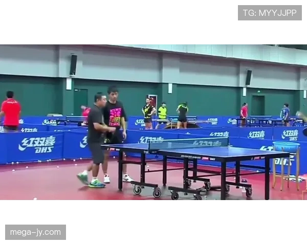 刘国梁下班后居然秒变“沙发土豆”，和赛场上秒杀对手完全不是一个人！