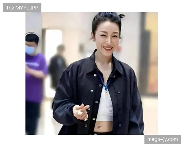 孙悦拿着大牌袋子挤超市收银台，收银阿姨盯着半天，那表情太现实了