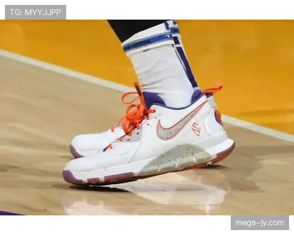 德文·布克又晒家居照，鞋比我整栋楼多，心态炸裂