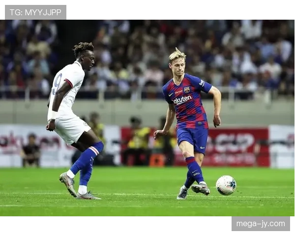 德容与布斯克茨的中场角色定位与战术核心差异解析